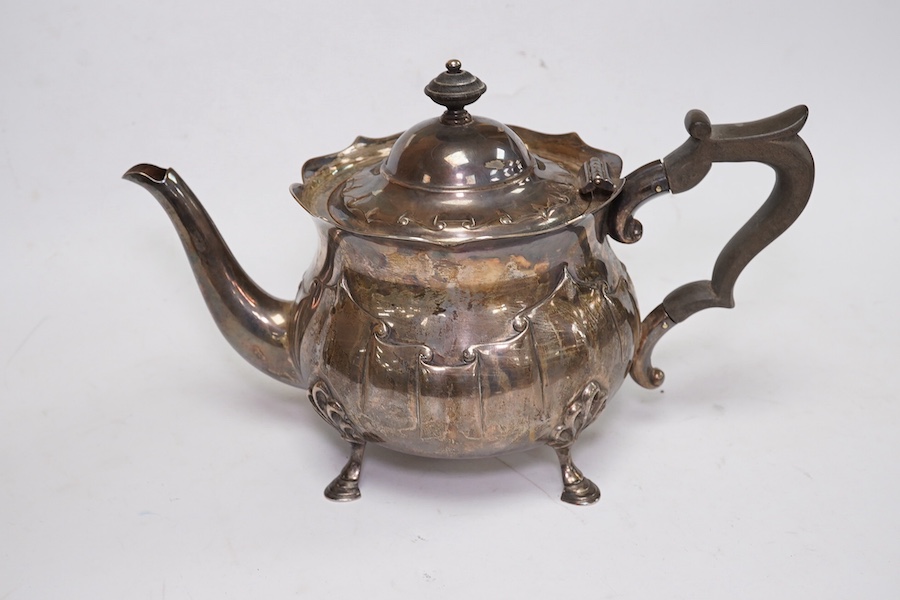 An Edwardian silver teapot by George Howson, Sheffield, 1903, gross weight 16.7oz. Condition - poor to fair